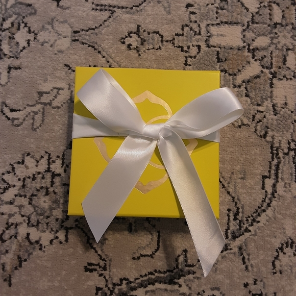 Kendra Scott Elle Abalone Earrings - Picture 4 of 4